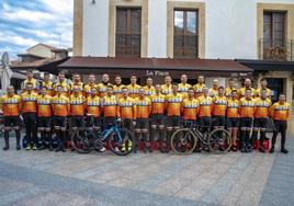 Foto de presentación de los ciclista del equipo Los Castrones, en Pola de Siero.