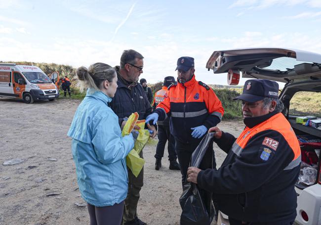 Coordinación. Protección Civil entregó bolsas y guantes a los voluntarios.