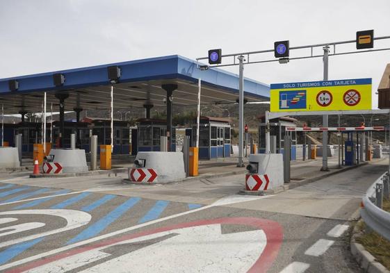 Peaje de la Autopista del Huerna.