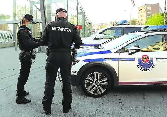 Dos patrulleros de la Ertzaintza, junto a dos vehículos de la flota policial actual.
