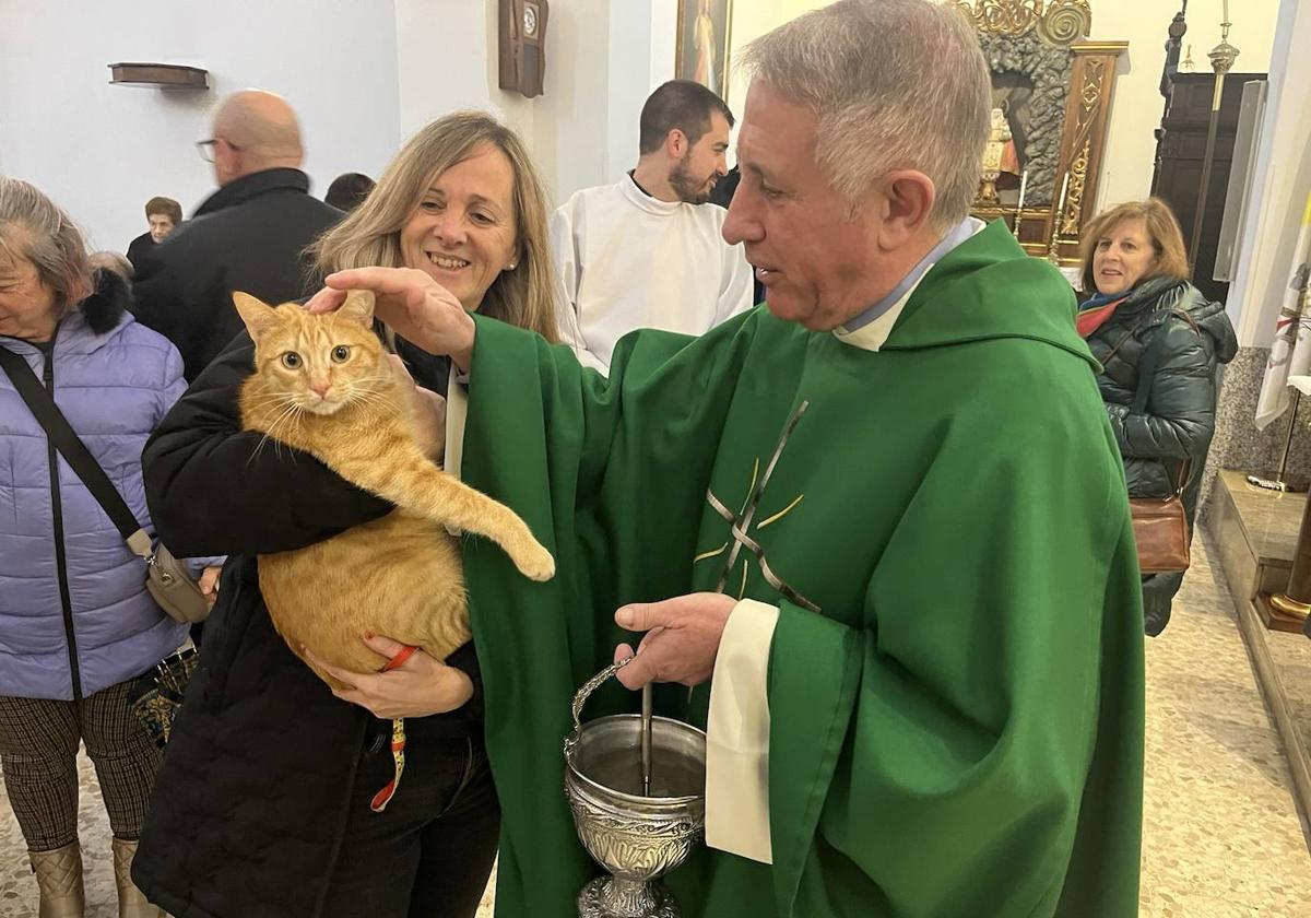 El párroco de Lugones bendice a las mascotas.