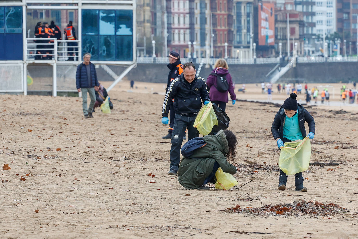 Más de 300 voluntarios contra los pélets en las playas de Asturias