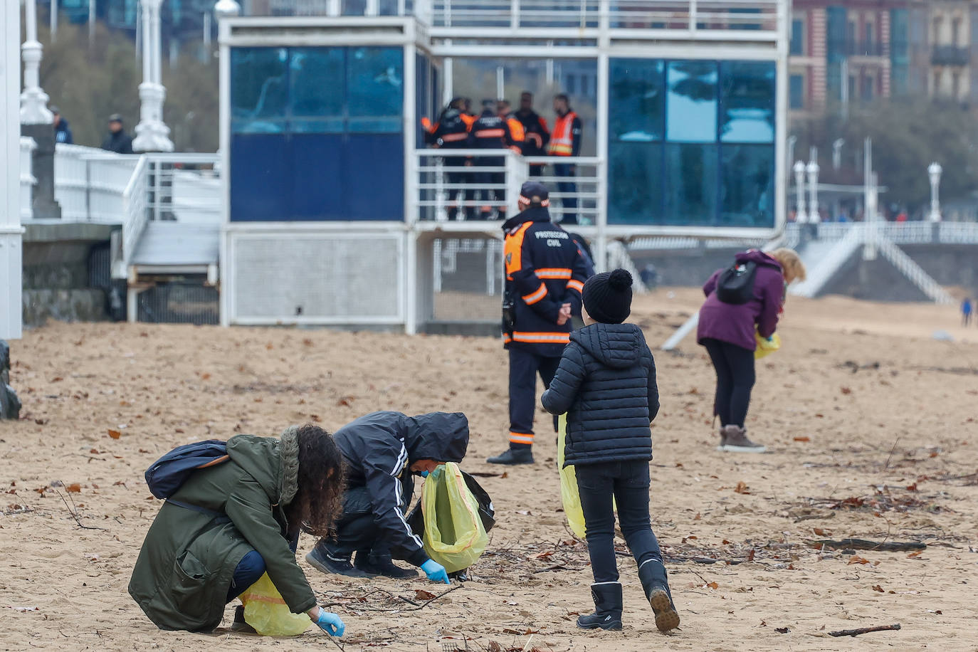 Más de 300 voluntarios contra los pélets en las playas de Asturias