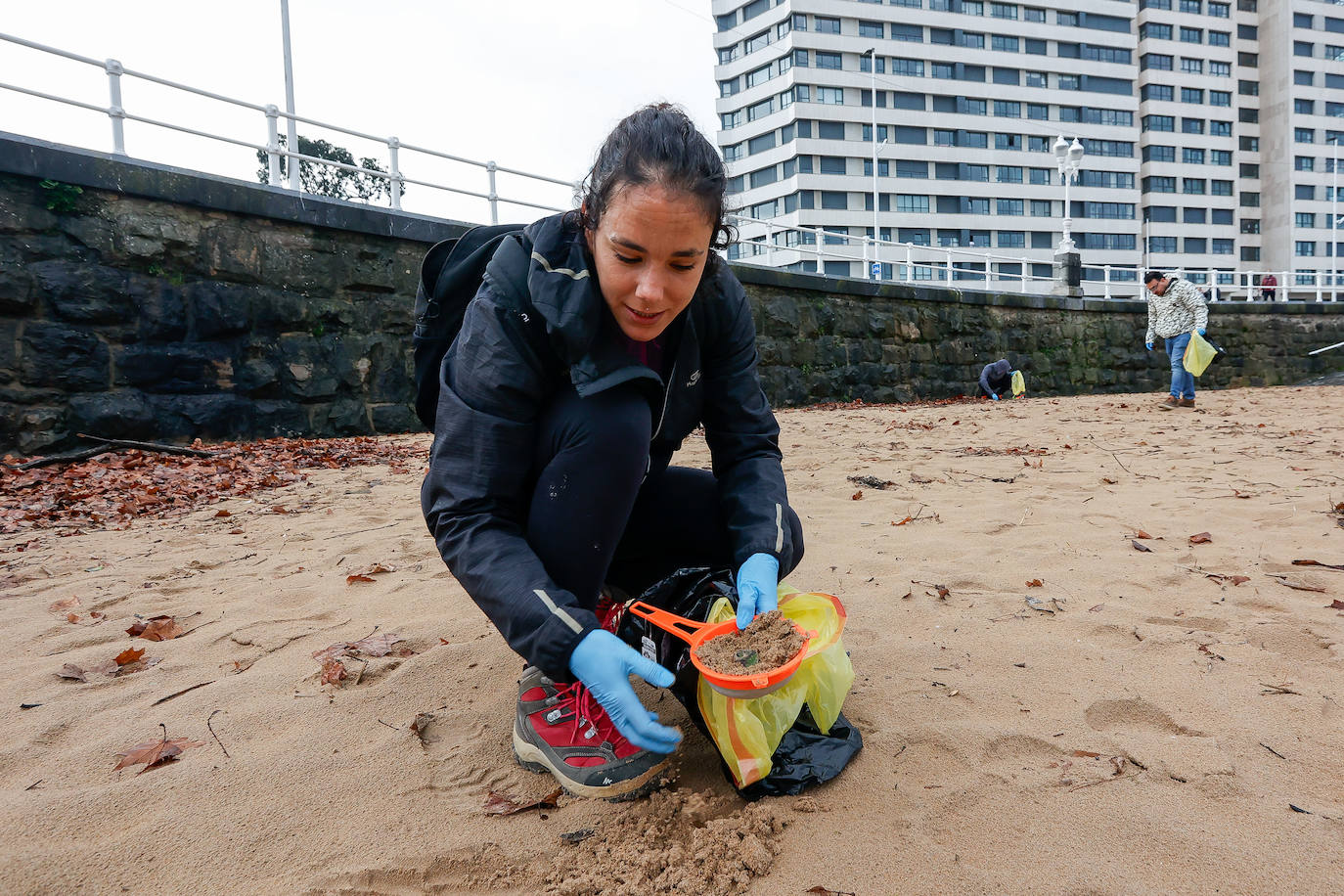 Más de 300 voluntarios contra los pélets en las playas de Asturias