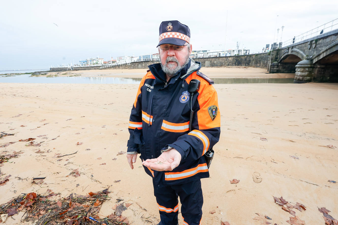 Más de 300 voluntarios contra los pélets en las playas de Asturias