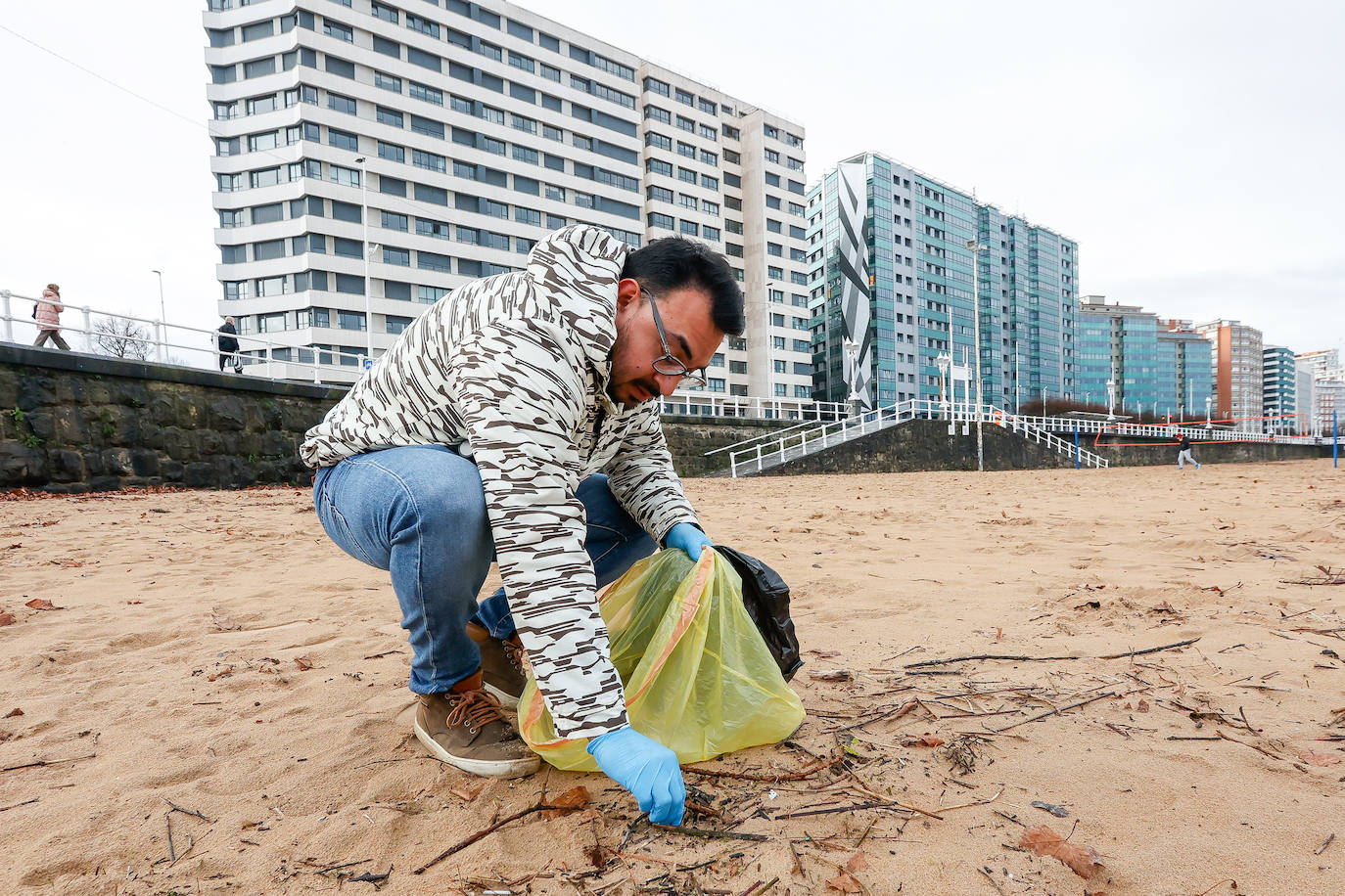 Más de 300 voluntarios contra los pélets en las playas de Asturias