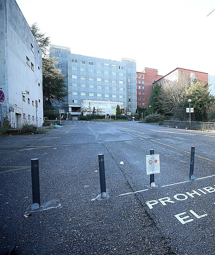 Imagen secundaria 2 - El viejo HUCA cumple una década sin uso a la espera de los derribos prometidos hace un año