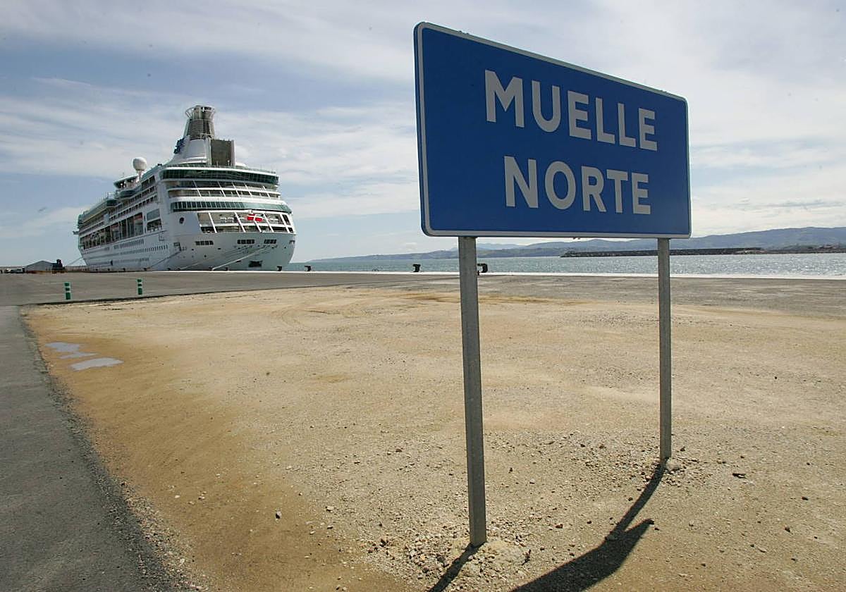 Un crucero atracado en el muelle norte, donde Umicore ha reservado 455.000 metros cuadrados.