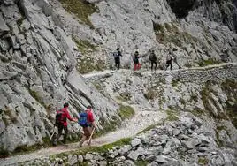 Excursionistas realizando la ruta del Cares.