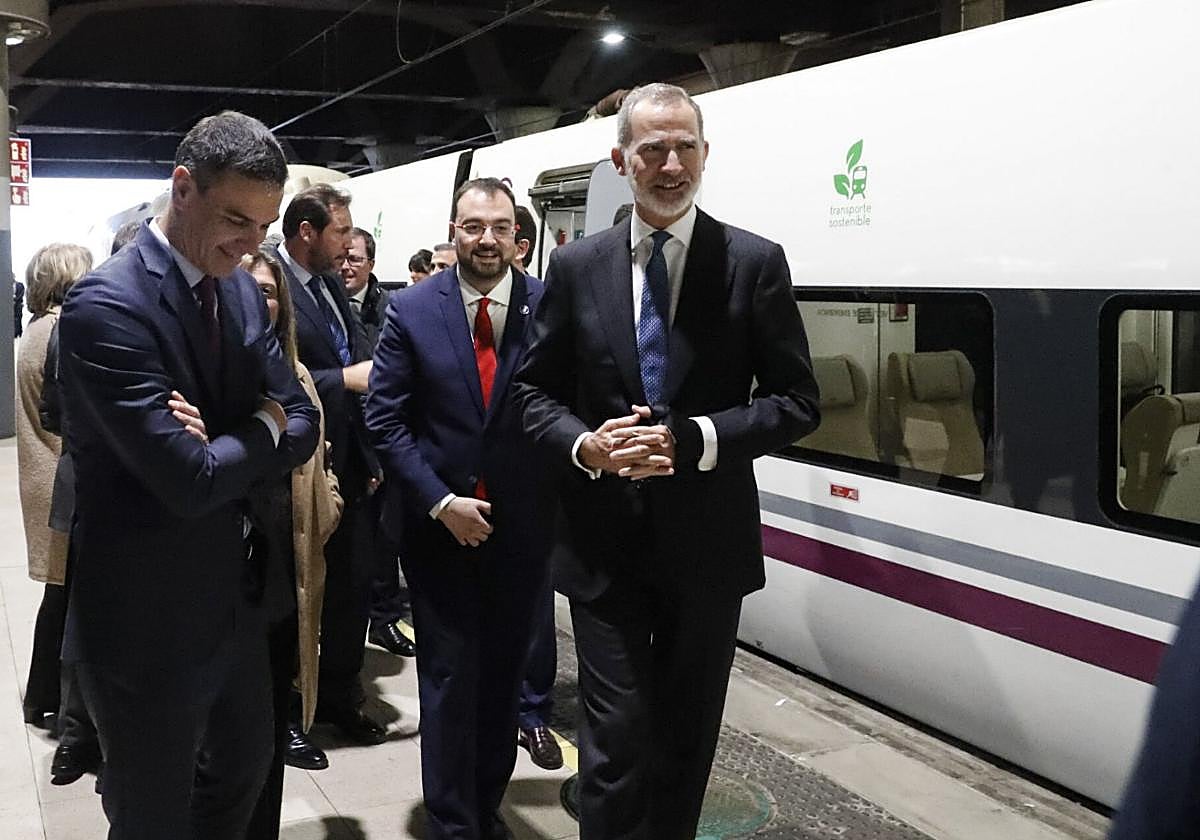 Adrián Barbón, entre el Rey Felipe VI y Pedro Sánchez, con Óscar Puente al fondo, en la estación de Oviedo, durante los actos de la inauguración de la variante de Pajares el 29 de noviembre pasado.