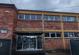 Fachada del Colegio Público El Carbayu, en Lugones, tras finalizar la reparación del alero.