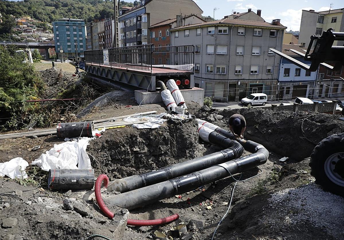 Primeros trabajos de la red de calor de Langreo desde el pozo Fondón, en 2021.