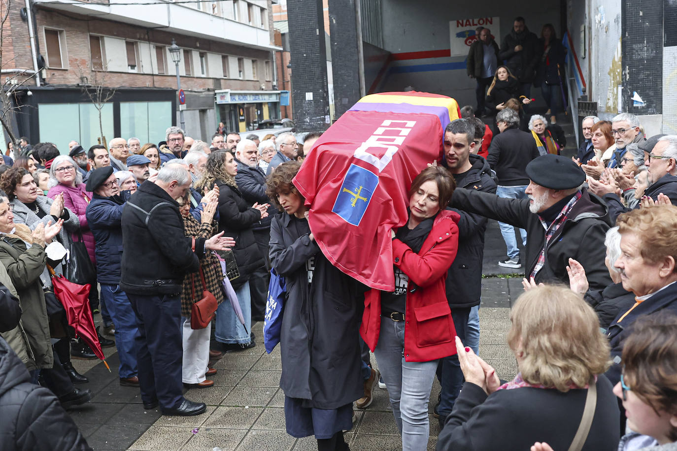 Multitudinario y emotivo adiós a Anita Sirgo, referente de la lucha obrera