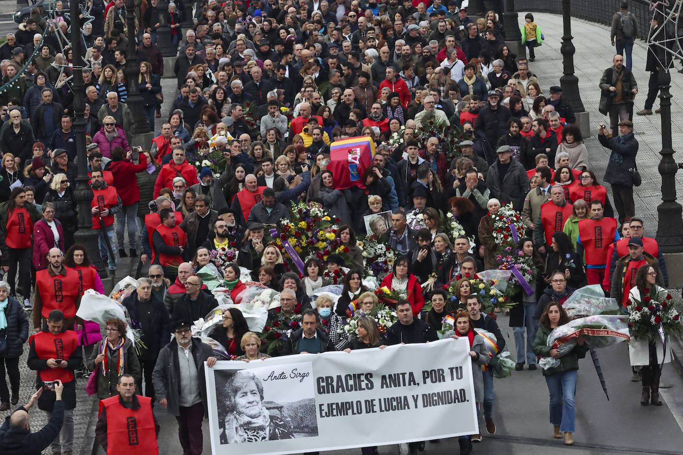 Multitudinario y emotivo adiós a Anita Sirgo, referente de la lucha obrera