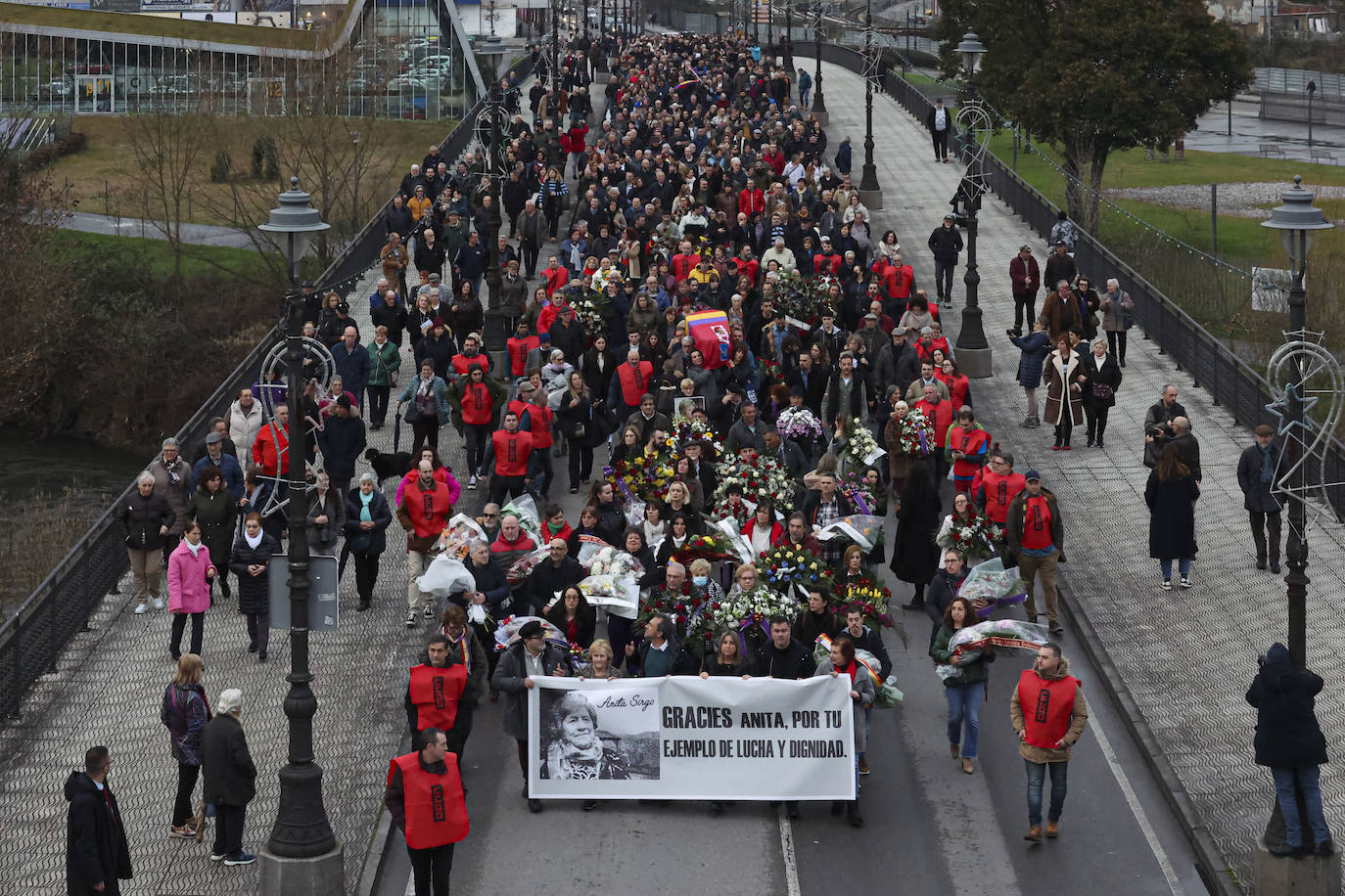 Multitudinario y emotivo adiós a Anita Sirgo, referente de la lucha obrera
