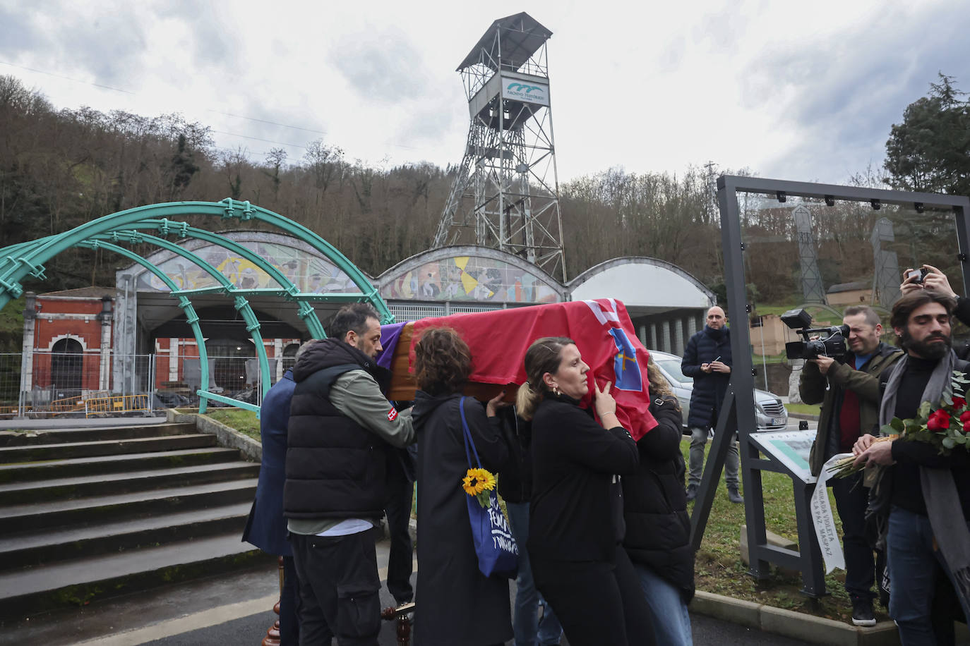 Multitudinario y emotivo adiós a Anita Sirgo, referente de la lucha obrera