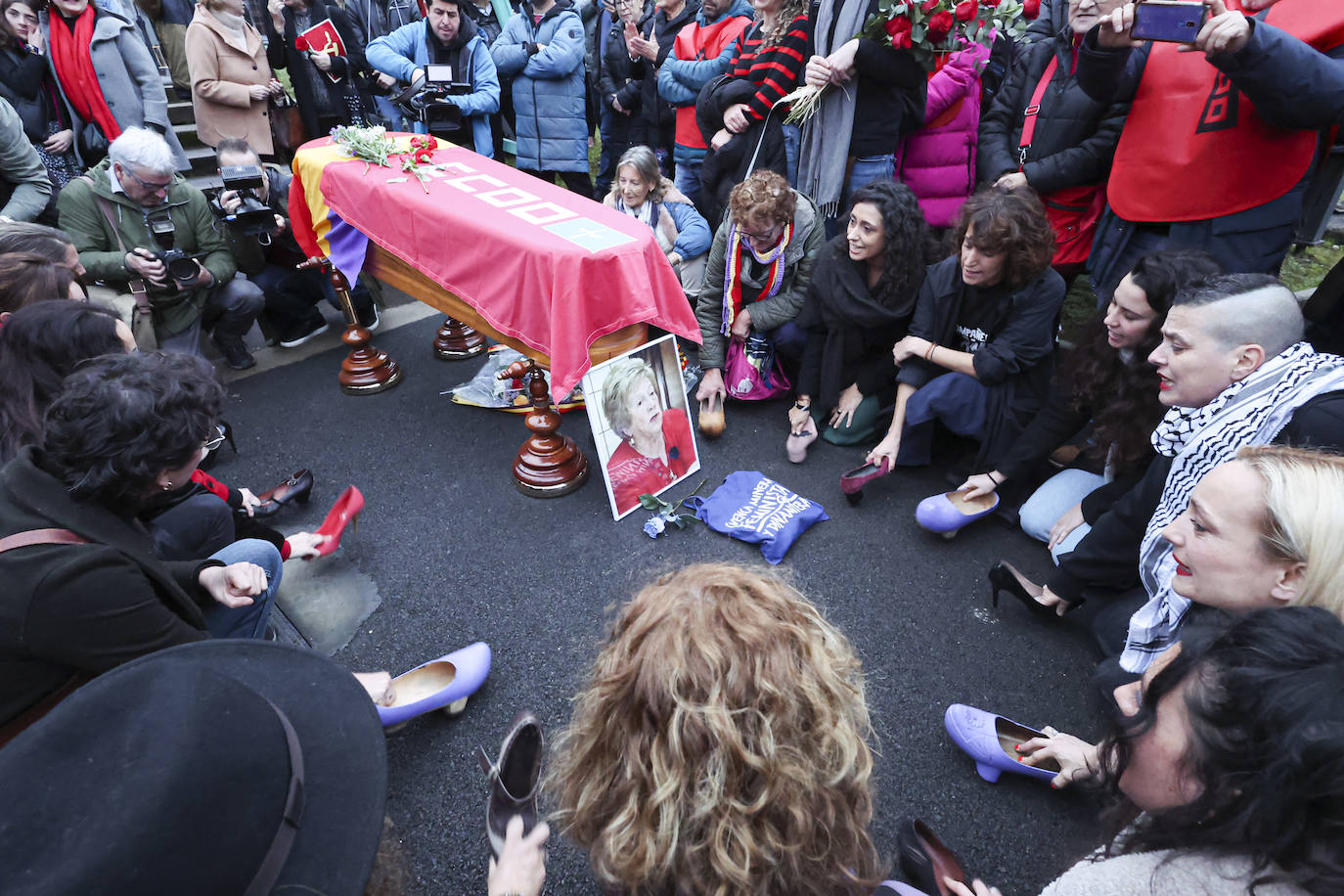 Multitudinario y emotivo adiós a Anita Sirgo, referente de la lucha obrera