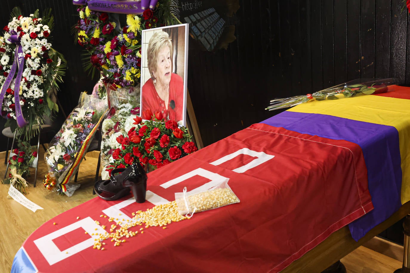 Multitudinario y emotivo adiós a Anita Sirgo, referente de la lucha obrera