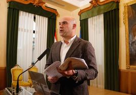 Jesús Martínez Salvador, portavoz municipal, durante la rueda de prensa ofrecida este martes en el ayuntamiento.