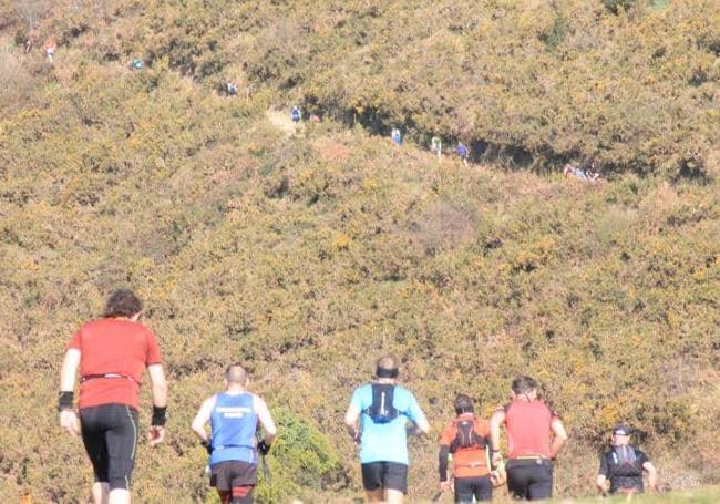 Numerosos participantes afrontando uno de los últimos repechos antes de coronar la cruz del Pienzu