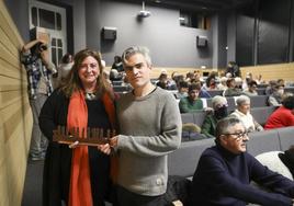 Idoya Martínez y Andrés Bartos, con el Premio Chema Castiello.