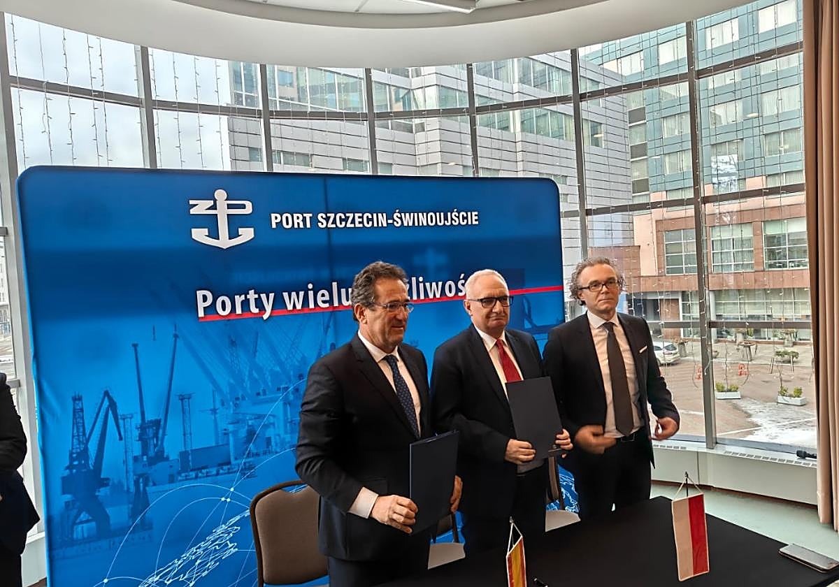 Orlando Alonso, a la izquierda, en el acto celebrado en la sede de la Autoridad Portuaria de Szczecin.