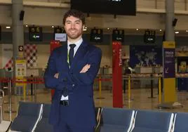 Pedro Cotilla, director del aeropuerto de Asturias, ante uno de los nuevos paneles de la terminal.