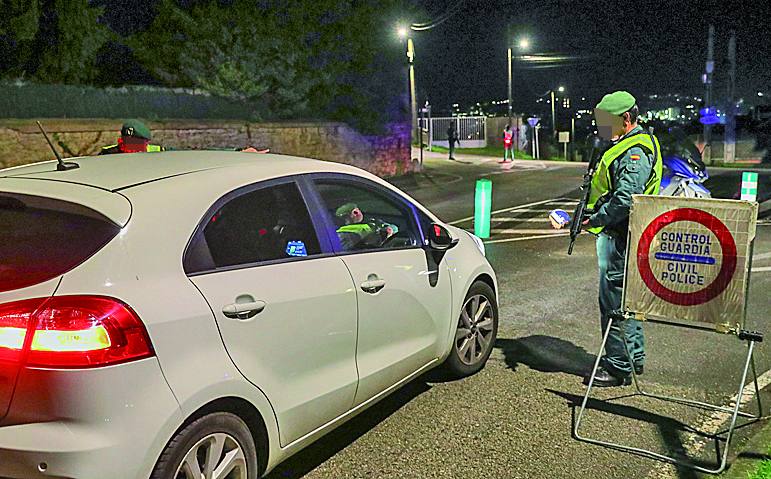 Controles en La Coría para detener a los asaltantes.