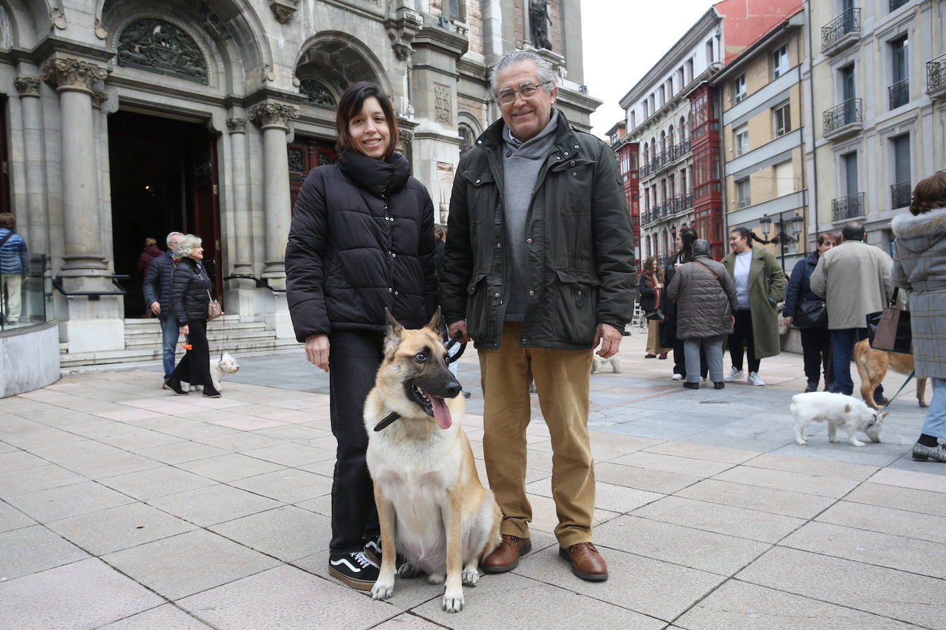 Natalia Rampa y su padre, con 'Lucas'.