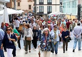 Un grupo de turistas acompañados de una guía durante una visita en Oviedo.