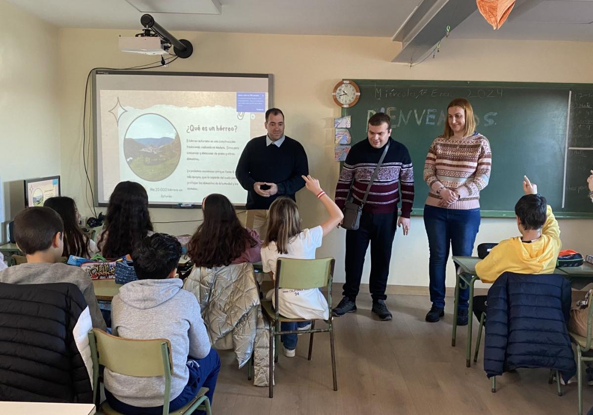 Christopher Mitchell, Ramón Martín y Belén Rodríguez dio una charla en la Escuela de Ambiedes.