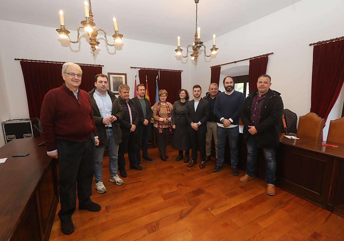 Los alcaldes de siete concejos se reunieron con Ovidio Zapico en el salón de plenos del Ayuntamiento de Pravia.