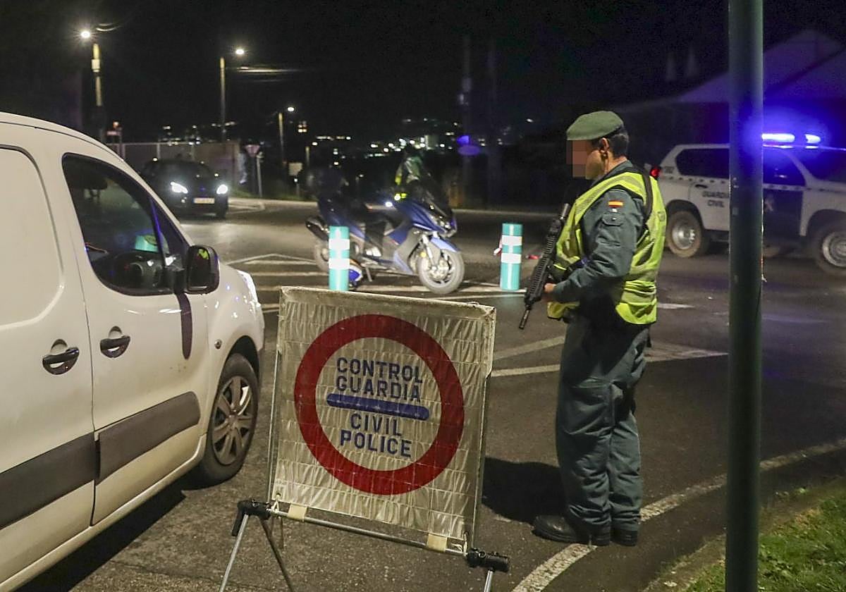 Control de la Guardia Civil en la plaza del Curullu.