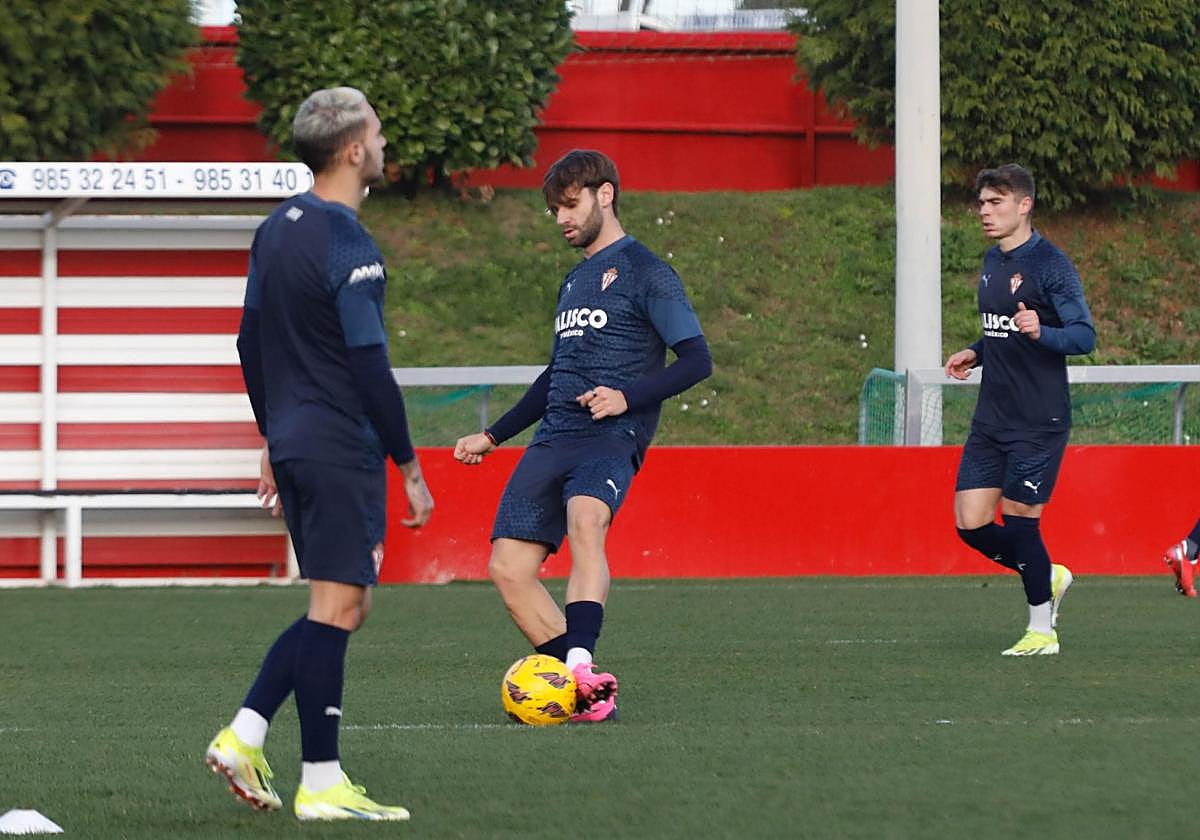Mario González golpea el balón durante su primer entrenamiento en Mareo.