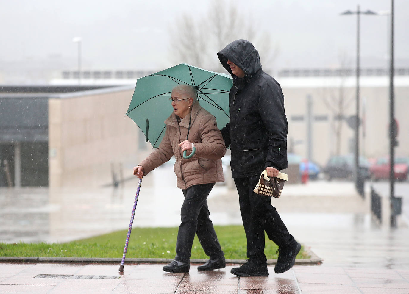 La borrasca &#039;Irene&#039; llena de paraguas Asturias