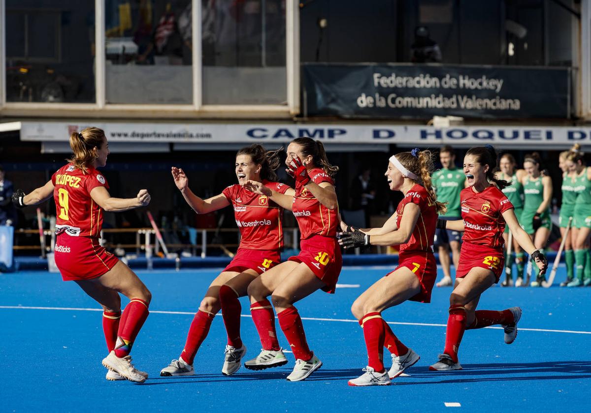 Las jugadoras españolas corren a celebrar el triunfo en los penaltis con su capitana, María López, que firmó un último tanto de vaselina.