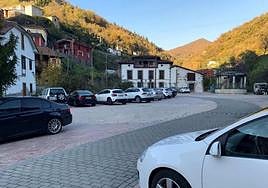 La plaza Doctor Castallón en Cabañaquinta, en el concejo de Aller.