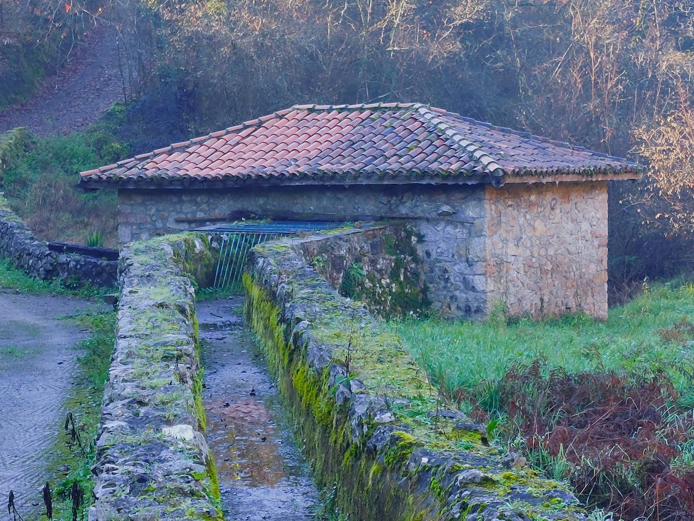 Imagen secundaria 1 - Fachada, presa e interior del molín de Picarin