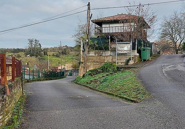 Rañeces y el cruce que hay que seguir a mano izquierda