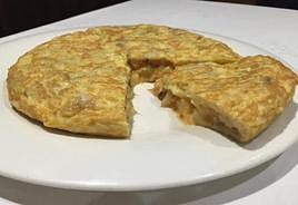 Tortilla elaborada por el restaurante El Tizón, en Oviedo.