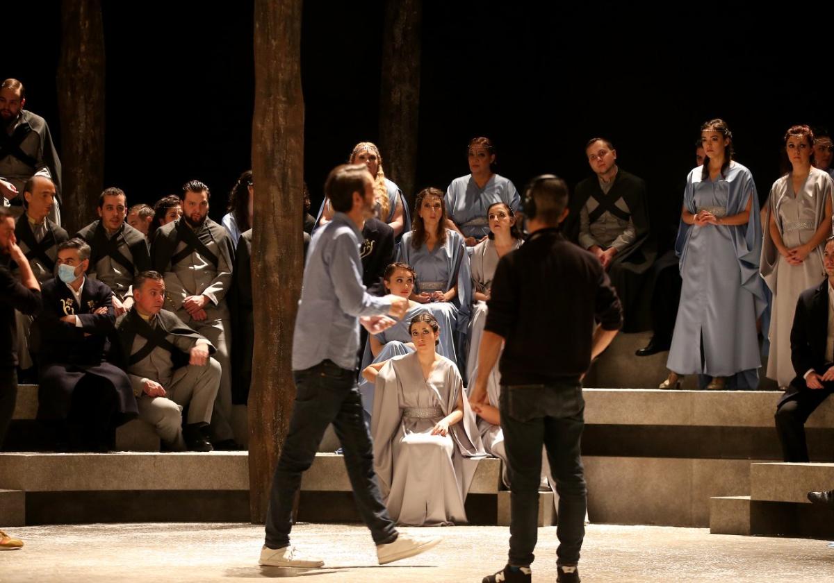 Guillermo Amaya, el director de escena, y de espaldas Artur Gonçalvez, regidor de la Ópera de Oviedo en un ensayo.