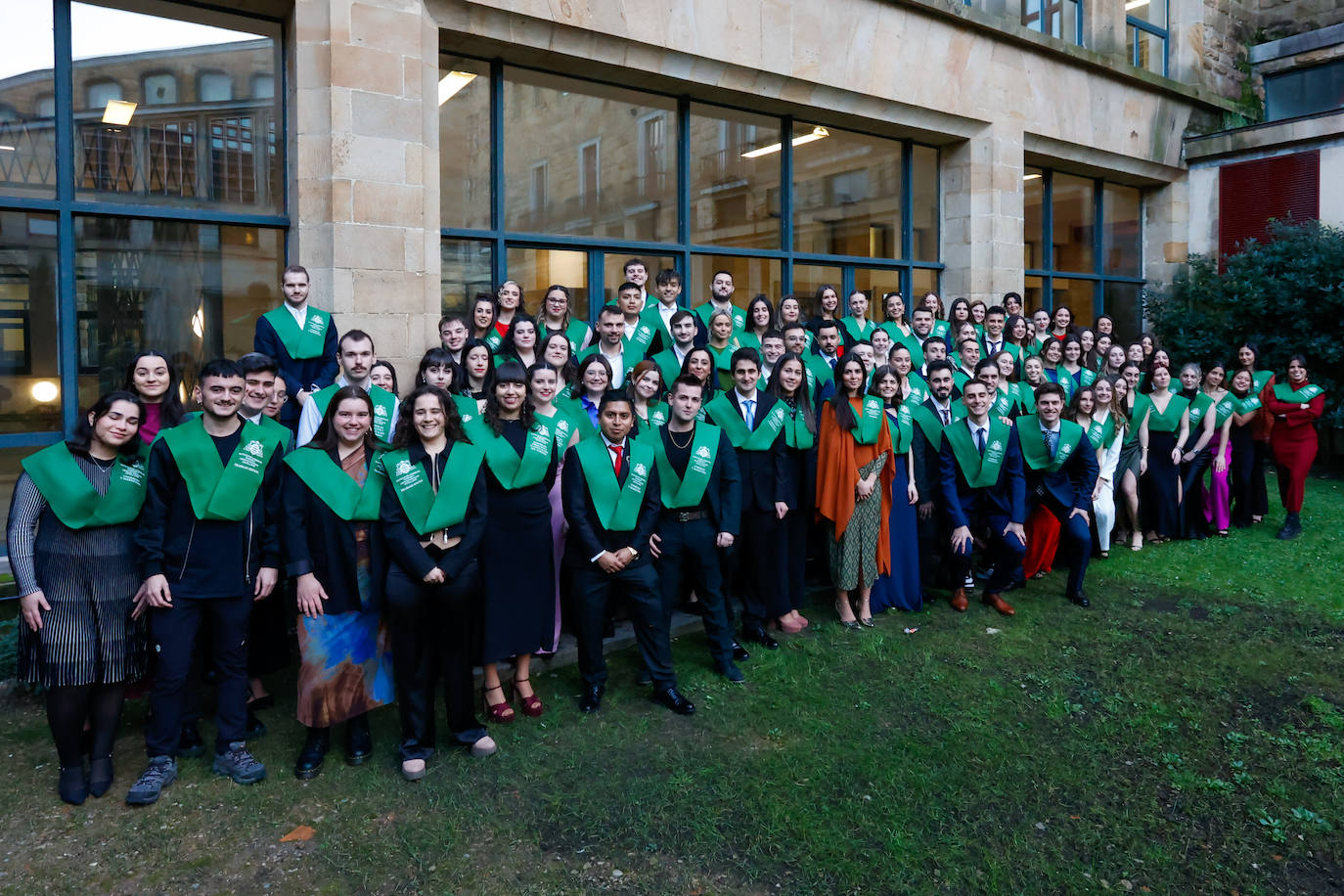 Todas las fotos de la graduación en la Facultad Jovellanos