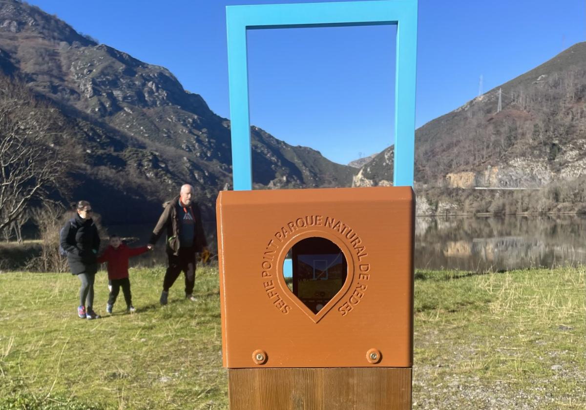 El tótem instalado en la explanada del embalse de Rioseco para hacerse una fotografía con el marco y el torreón de fondo.