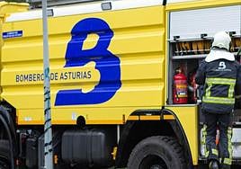 El fuego calcina el salón de una vivienda en Llanes