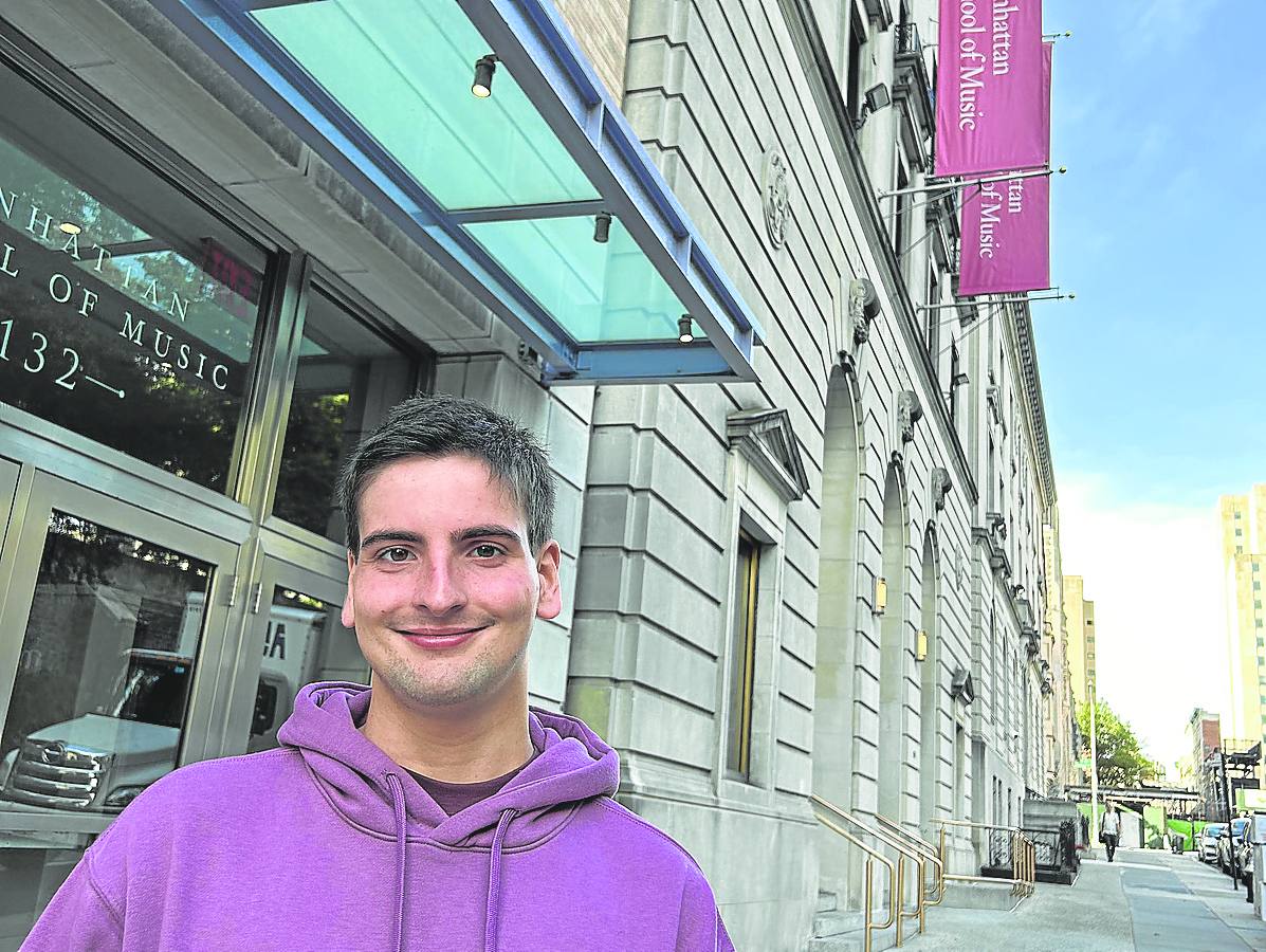 Gabriel Ordás a las puertas de la Manhattan School of Music donde está estudiando.