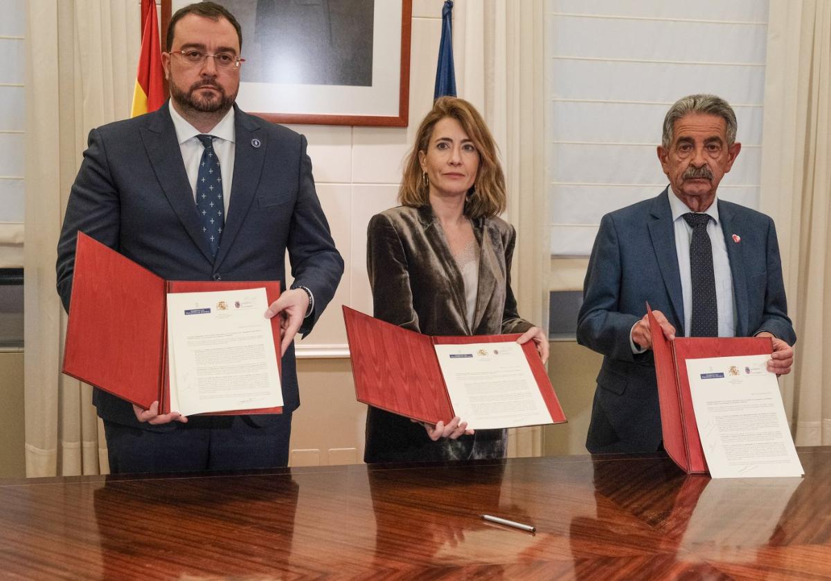 Firma de los Acuerdos de la Castellana, el 20 de febrero, con el Adrián Barbón, Raquel Sánchez y Miguel Ángel Revilla.