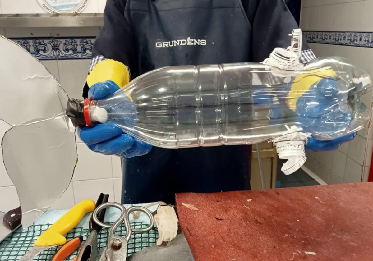 Prototipo de los 'peces' hechos con botellas para depositar pellets y otros plásticos de pequeño tamaño.