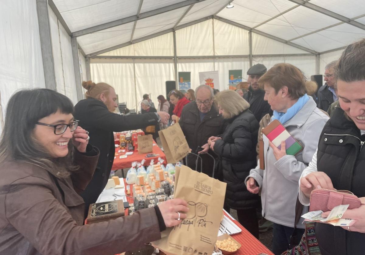 Los propietarios de Ca Sanchu, Marta y Xiel, venden sus productos en un certamen donde acudieron seis de las siete queserías actuales.