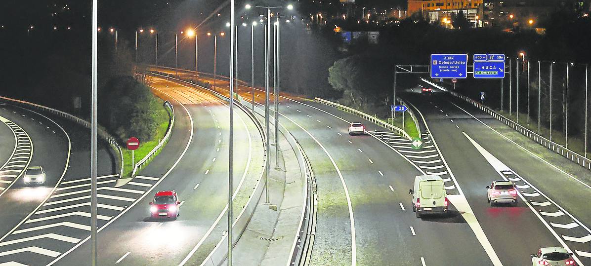 Otro punto de los accesos a Oviedo en el que se aprecia que la total iluminación de los carriles. pablo nosti