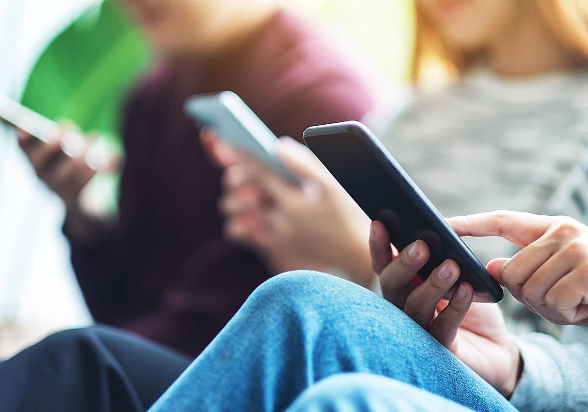 Se enfrenta a tres años y medio de cárcel por enviar fotos íntimas de una menor a varios escolares en Oviedo